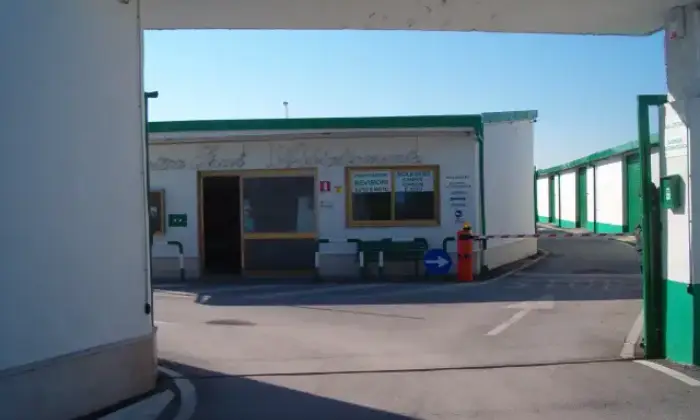 Rexer-Bari-FITTASI-BOX-LOCALI-E-CAPANNONI-AD-USO-DEPOSITO-E-UFFICIO-CUSTODITI-E-VIGILATI-H-GARAGE