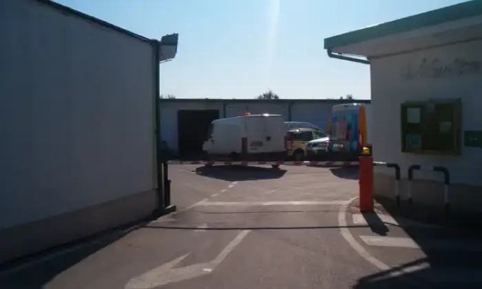 Rexer-Bari-FITTASI-BOX-LOCALI-E-CAPANNONI-AD-USO-DEPOSITO-E-UFFICIO-CUSTODITI-E-VIGILATI-H-GARAGE
