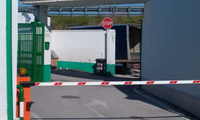 Rexer-Bari-FITTASI-BOX-LOCALI-E-CAPANNONI-AD-USO-DEPOSITO-E-UFFICIO-CUSTODITI-E-VIGILATI-H-GARAGE