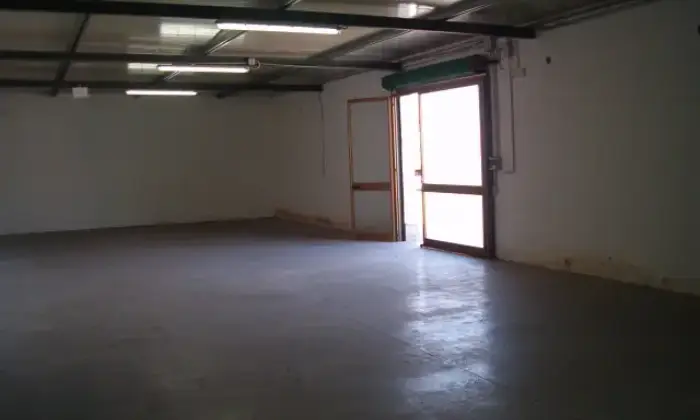 Rexer-Bari-FITTASI-BOX-LOCALI-E-CAPANNONI-AD-USO-DEPOSITO-E-UFFICIO-CUSTODITI-E-VIGILATI-H-GARAGE