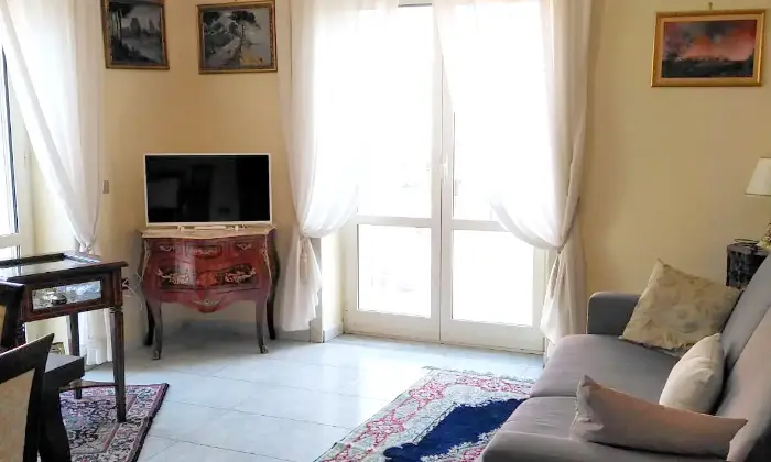 Rexer-Salerno-Camera-con-bagno-in-camera-a-due-passi-dal-mare-CAMERA-DA-LETTO