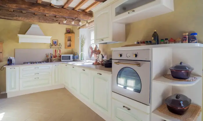 Rexer-San-Ginesio-Finemente-ristrutturata-Casa-nel-BORGO-a-COLDELLAIO-di-San-Ginesio-MC-CUCINA