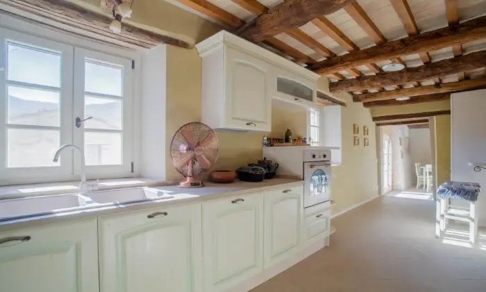 Rexer-San-Ginesio-Finemente-ristrutturata-Casa-nel-BORGO-a-COLDELLAIO-di-San-Ginesio-MC-CUCINA