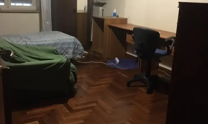 Rexer-Napoli-Fuorigrotta-Cavalleggeri-DAosta-fittasi-a-studente-universitario-ampia-camera-singola-ristrutturata-SALONE
