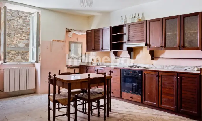 Rexer-Ficulle-CARATTERISTICO-APPARTAMENTO-SU-LIVELLI-CUCINA