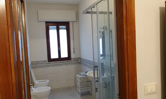 Rexer-Palermo-Affittasi-a-studentesselavoratrici-ampie-e-luminose-stanze-arredate-singole-BAGNO