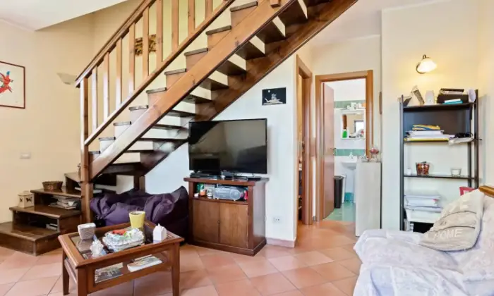 Rexer-Spoleto-Appartamento-su-due-livelli-con-terrazzo-Spoleto-SALONE