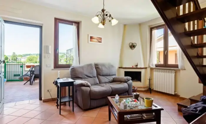 Rexer-Spoleto-Appartamento-su-due-livelli-con-terrazzo-Spoleto-SALONE
