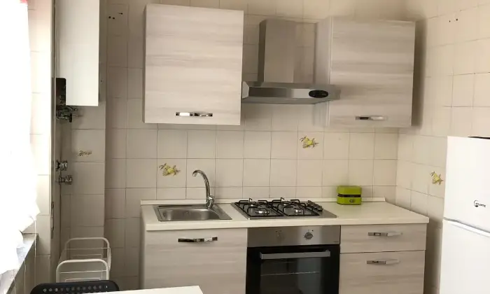Rexer-Salerno-Fittasi-ampio-bilocale-a-Salerno-CUCINA