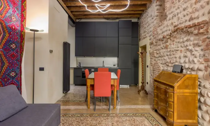 Rexer-Verona-Appartmento-con-due-camere-da-letto-in-centro-storico-e-palazzo-del-Seicento-SALONE