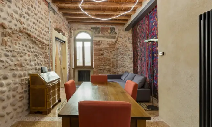 Rexer-Verona-Appartmento-con-due-camere-da-letto-in-centro-storico-e-palazzo-del-Seicento-SALONE