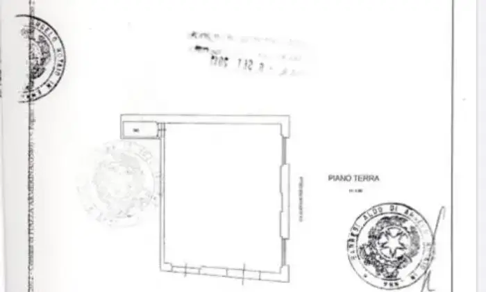 Rexer-Piazza-Armerina-Ampio-luminoso-centrale-vetrine-SALONE
