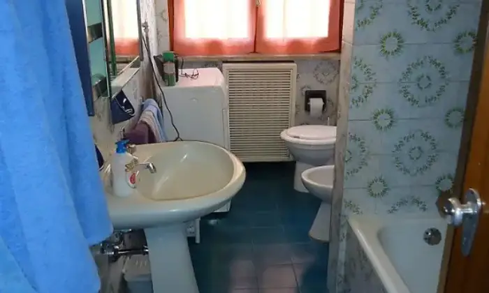 Rexer-Milano-CAMERA-GRANDE-PULITA-e-BELLA-viciniccima-a-MM-rossa-PERO-molto-comoda-per-BRICOMAN-WHIRLPOOL-EXPO-Ple-LOTTTO-Pza-CADORNA-Pza-DUOMO-CAMERA-DA-LETTO