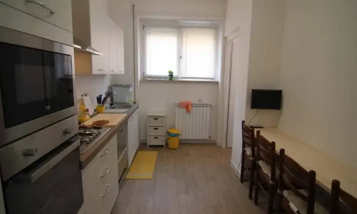 Rexer-Roma-Stanza-singola-con-letto-matrimoniale-CUCINA