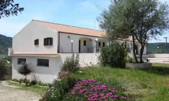 Rexer-Galtell-Residence-con-piscina-a-pochi-Km-dalle-spiaggie-di-Orosei-GIARDINO