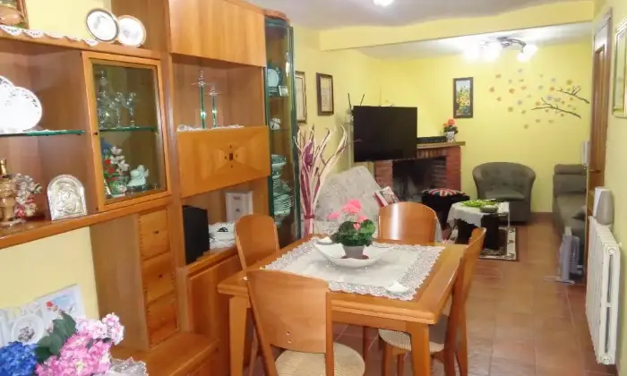 Rexer-San-Gregorio-da-Sassola-Casa-indipendente-CAMERA-DA-LETTO