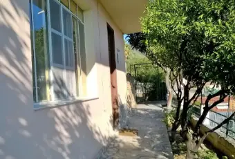 Rexer-Sanremo-Casa-indipendente-vista-mare-ristrutturata-con-tre-appartamenti-grande-giardino-garage-SALONE