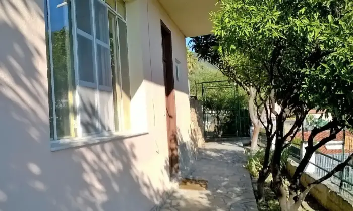 Rexer-Sanremo-Casa-indipendente-vista-mare-ristrutturata-con-tre-appartamenti-grande-giardino-garage-SALONE
