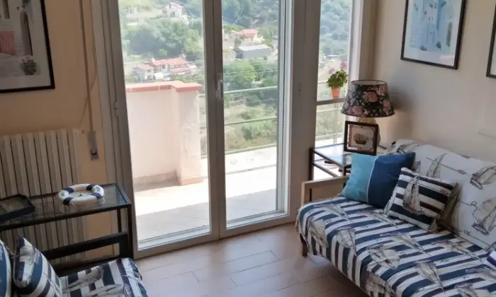 Rexer-Sanremo-Casa-indipendente-vista-mare-ristrutturata-con-tre-appartamenti-grande-giardino-garage-SALONE