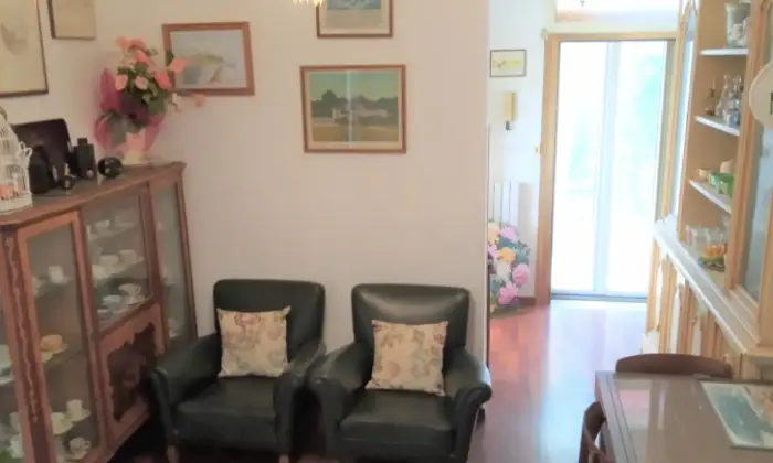 Rexer-Sanremo-Casa-indipendente-vista-mare-ristrutturata-con-tre-appartamenti-grande-giardino-garage-SALONE