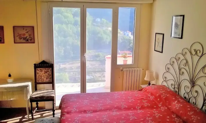 Rexer-Sanremo-Casa-indipendente-vista-mare-ristrutturata-con-tre-appartamenti-grande-giardino-garage-CAMERA-DA-LETTO