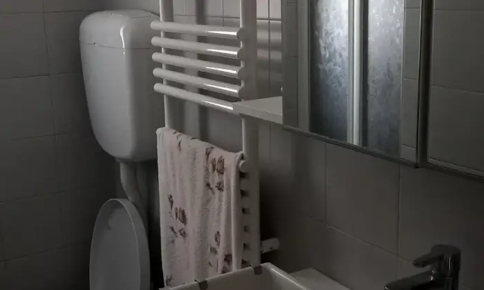 Rexer-Urbino-STANZA-SINGOLA-VIA-VETERANI-BAGNO