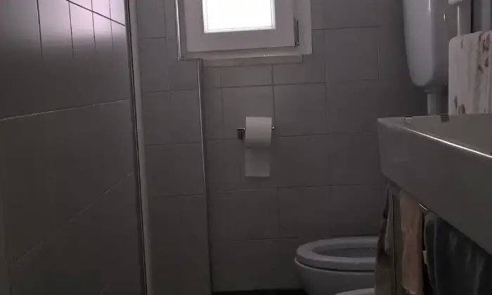 Rexer-Urbino-STANZA-SINGOLA-VIA-VETERANI-BAGNO