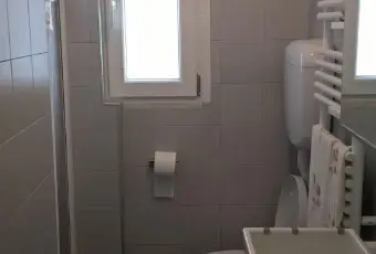 Rexer-Urbino-STANZA-SINGOLA-VIA-VETERANI-BAGNO