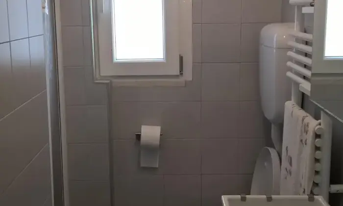 Rexer-Urbino-STANZA-SINGOLA-VIA-VETERANI-BAGNO