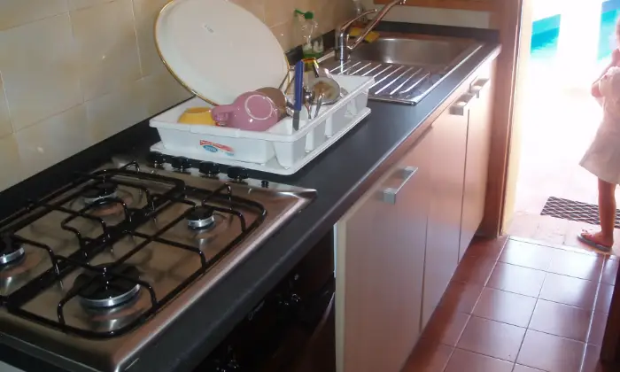 Rexer-VILLASIMIUS-Villetta-m-dal-mare-con-piscina-CUCINA
