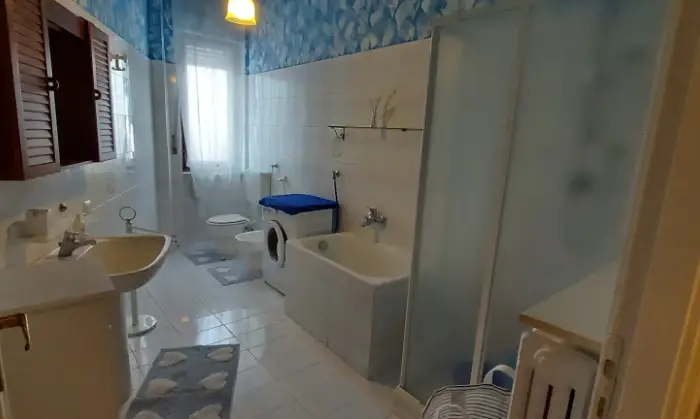 Rexer-Bra-Appartamento-per-studenti-con-camere-in-centro-Bra-BAGNO