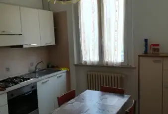 Rexer-Urbino-Tre-camere-singole-a-Ragazze-CUCINA