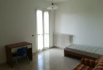 Rexer-Urbino-Tre-camere-singole-a-Ragazze-CAMERA-DA-LETTO