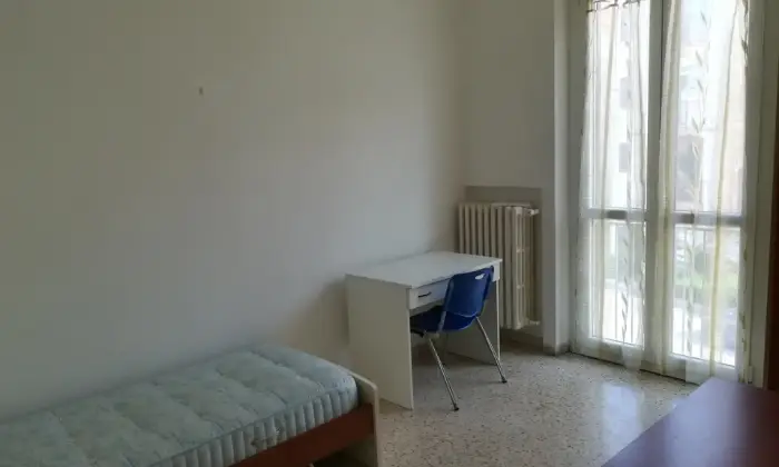 Rexer-Urbino-Tre-camere-singole-a-Ragazze-CAMERA-DA-LETTO