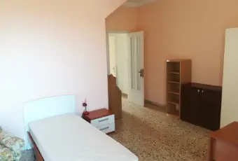 Rexer-Urbino-Tre-camere-singole-a-Ragazze-CAMERA-DA-LETTO
