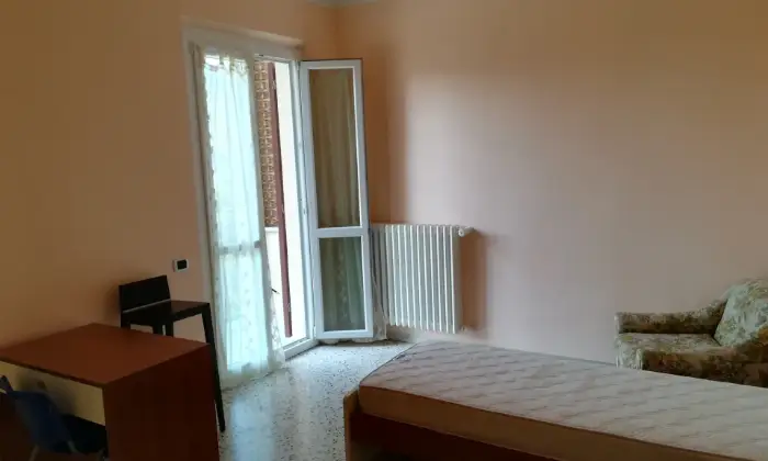Rexer-Urbino-Tre-camere-singole-a-Ragazze-CAMERA-DA-LETTO