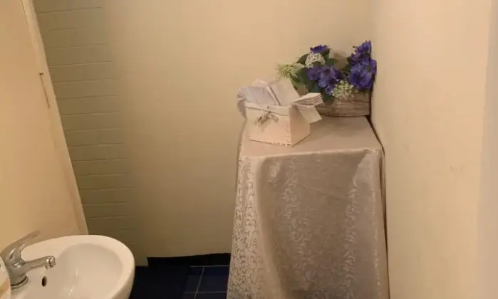 Rexer-Genova-AFFITTASI-STANZA-USO-UFFICIO-o-STUDIO-MEDICO-BAGNO