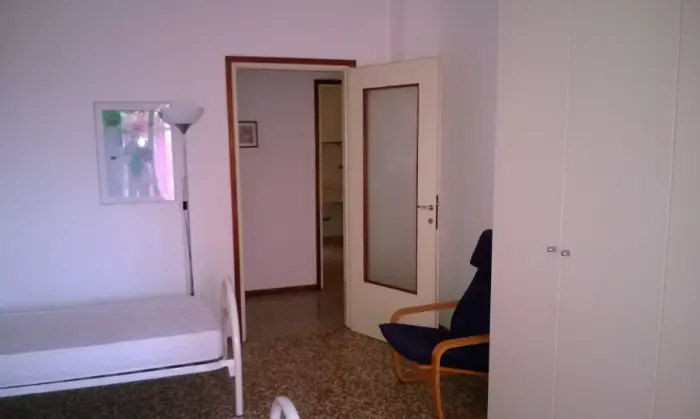 Rexer-Pavia-Contratto-studenti-con-due-grandi-camere-indipendenti-vicino-policlinico-e-facolta-scientifiche-CAMERA-DA-LETTO