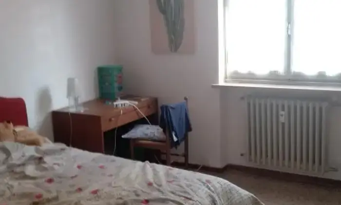 Rexer-Pavia-Con-tre-grandi-stanze-arredato-per-studenti-libero-subito-CAMERA-DA-LETTO