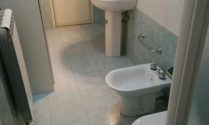 Rexer-Rende-APPARTAMENTO-cucina-due-stanze-da-letto-ideale-per-CoppiaFamiglia-con-figlio-o-Studenti-universitario-BAGNO