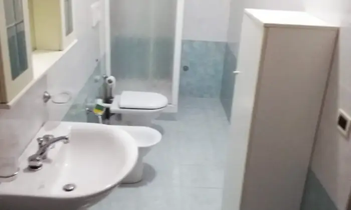 Rexer-Rende-APPARTAMENTO-cucina-due-stanze-da-letto-ideale-per-CoppiaFamiglia-con-figlio-o-Studenti-universitario-BAGNO
