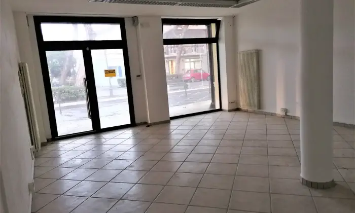 Rexer-Cesenatico-A-metri-dal-Portocanale-Negozio