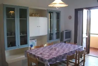 Rexer-Golfo-Aranci-Trilocale-in-residence-SALONECUCINA
