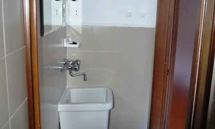 Rexer-Milano-Privato-affitta-locale-servizi-esclusivamente-uso-UFFICIO-m-Viale-Monte-Ceneri-zona-Certosa-ALTRO