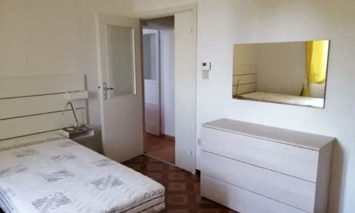 Rexer-Urbino-Stanze-doppie-in-bellissimo-appartamento-CAMERA-DA-LETTO