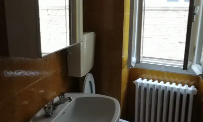 Rexer-Urbino-Due-stanze-singoledoppie-in-centro-storico-BAGNO