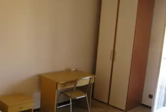 Rexer-Pavia-Con-due-grandi-stanze-fermata-linea-tre-antistante-CAMERA-DA-LETTO