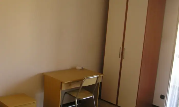 Rexer-Pavia-Con-due-grandi-stanze-fermata-linea-tre-antistante-CAMERA-DA-LETTO