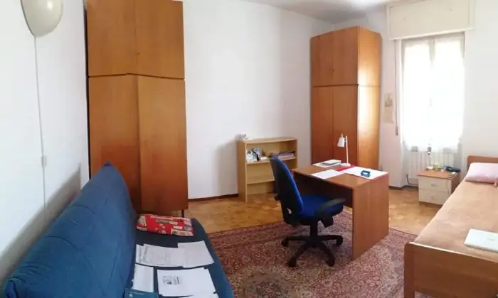 Rexer-Pavia-Con-due-grandi-stanze-fermata-linea-tre-antistante-CAMERA-DA-LETTO