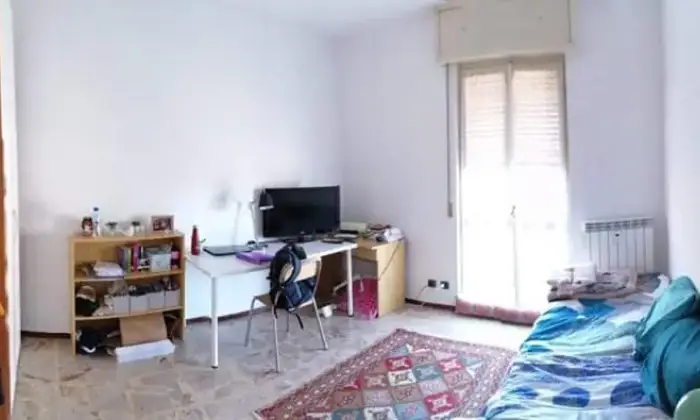 Rexer-Pavia-Con-due-grandi-stanze-fermata-linea-tre-antistante-CAMERA-DA-LETTO